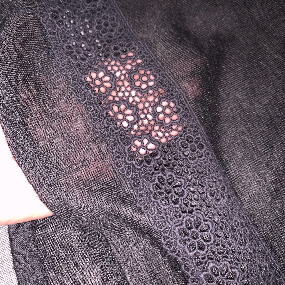 2 flowy tanks with crochet details - Picture 5 of 12